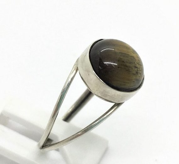 Anillo de ojo de tigre y plata