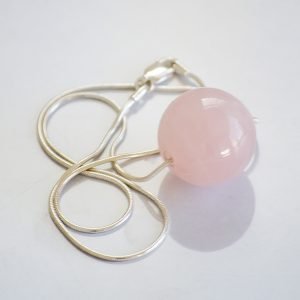 Dije bolita de cuarzo rosa con cadena de plata