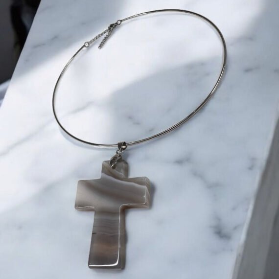 collar plateado con cruz de ágata