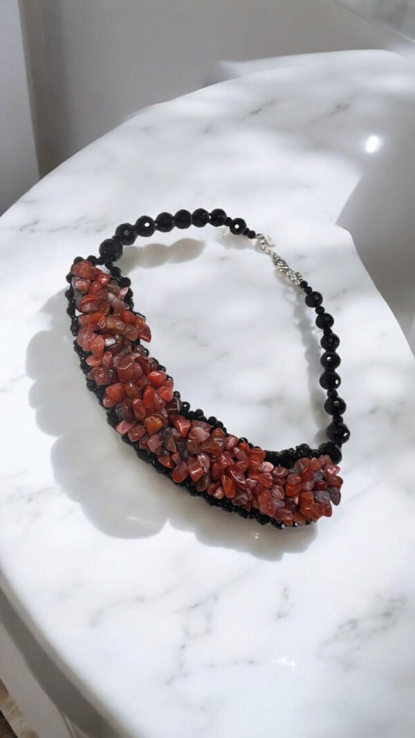 Collar negro con Cornalinas