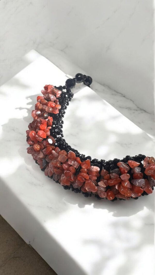 Collar negro con Cornalinas