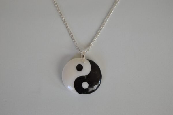 Dije Ying Yang de piedras combinadas Onix negro y blanco