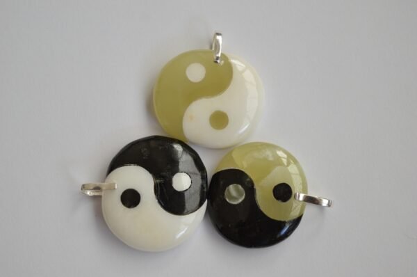 Dije Ying Yang de piedras combinadas