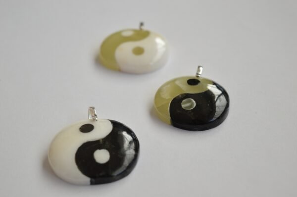 Dije Ying Yang de piedras combinadas