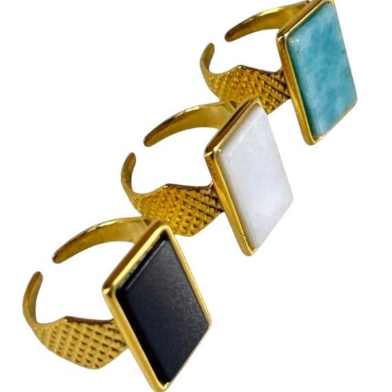 Anillos de acero dorado con piedra central