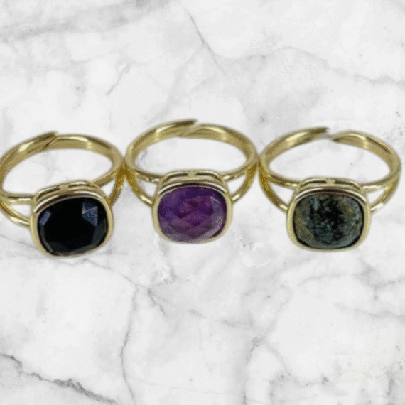 Anillo con piedra facetada