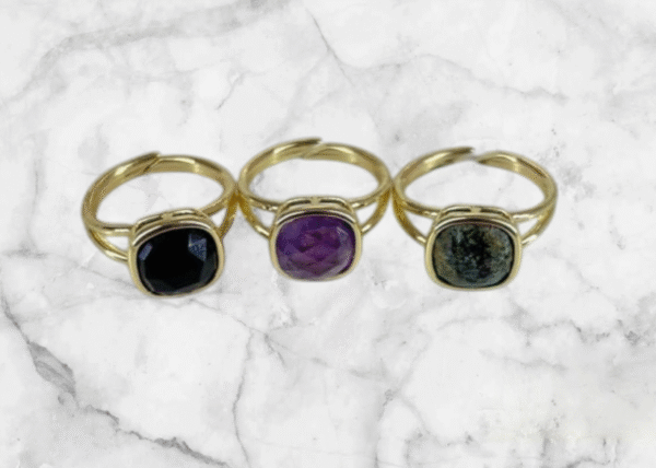Anillo con piedra facetada