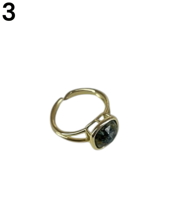 Anillo con piedra facetada