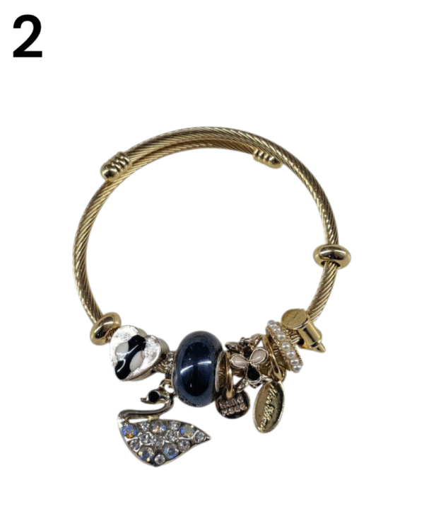 Pulsera con charma de acero dorado