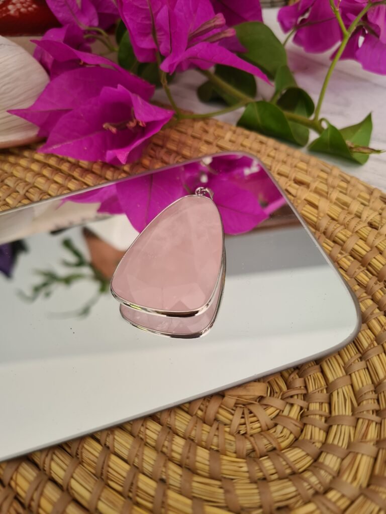 Dije de Cuarzo rosa natural facetado con virola