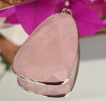 Dije de Cuarzo rosa natural facetado con virola
