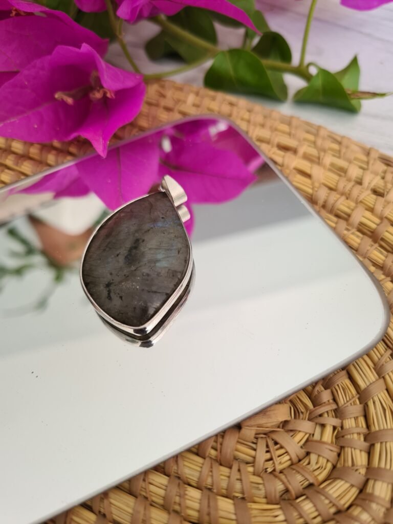 Dije de Labradorita Natural – “Portadora de Magia”