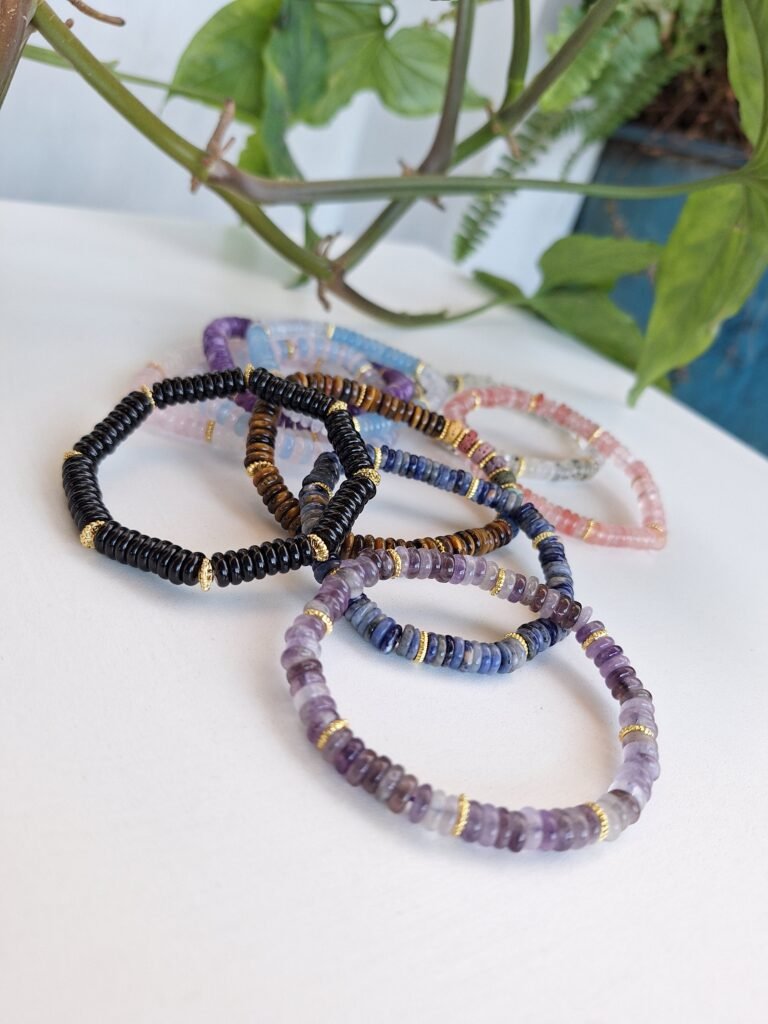 Pulseras de piedras naturales con forma de pastillitas
