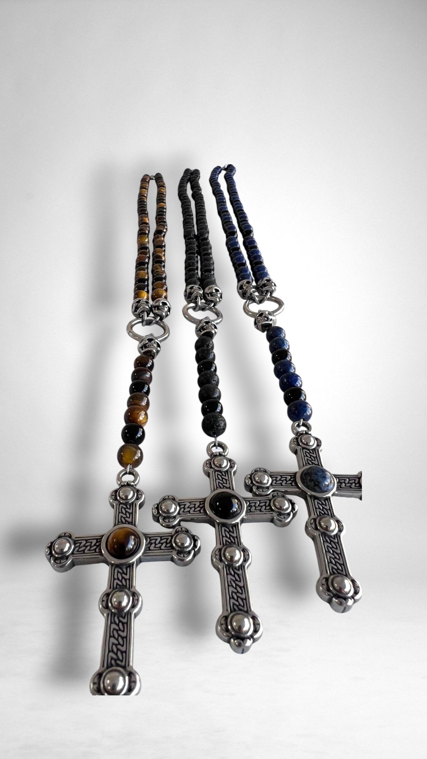 Collar Ojo de Tigre con detalles de cruz y calavera para hombre