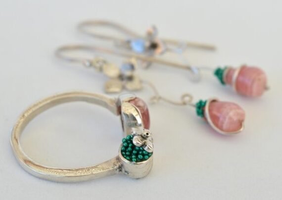 Aros y anillo de Rodocrosita con detalle de flor en plata