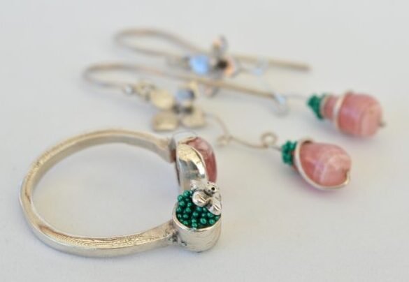 Aros y anillo de Rodocrosita con detalle de flor en plata