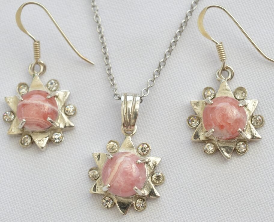 Conjunto de collar y aros de Rodocrosita en plata con detalles de crital calidad premiun
