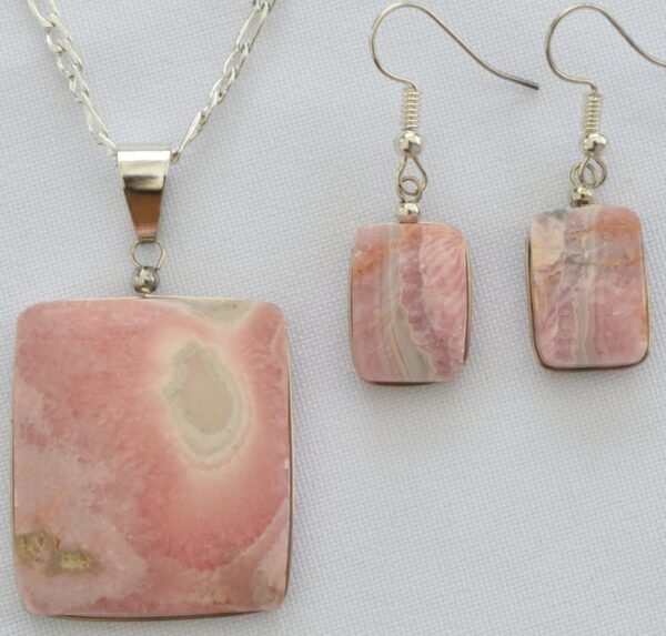 Conjunto de collar y aros de Rodocrocita engarzado en acero