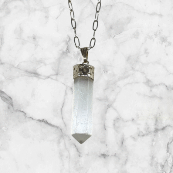 Collar de Selenita con forma de punta y engarce de acero