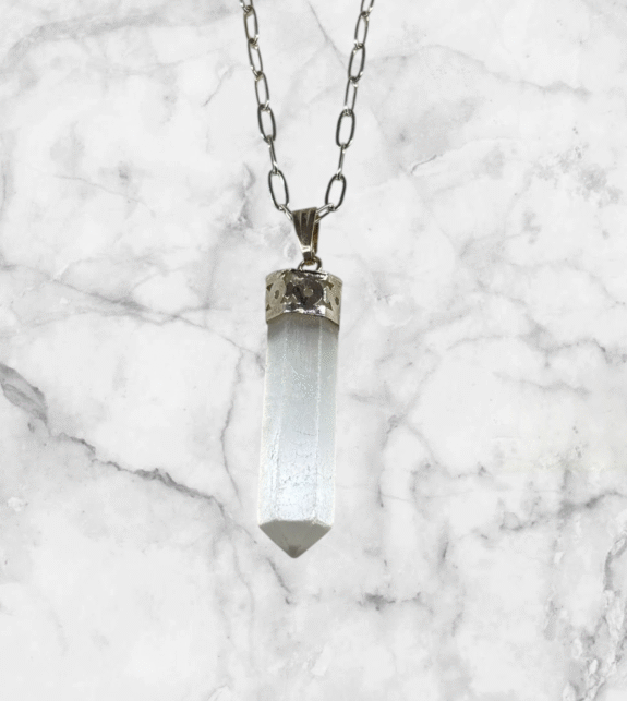 Collar de Selenita con forma de punta y engarce de acero