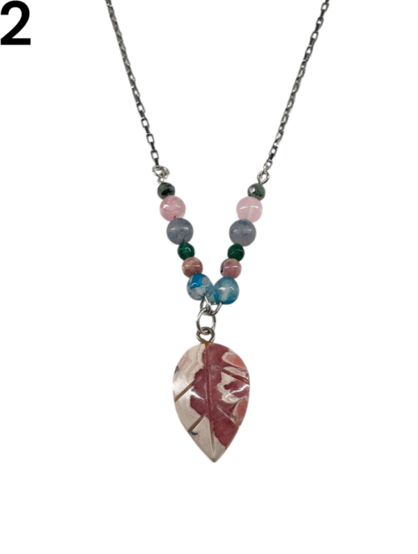 Collar con figura de hoja en Rodocrosita