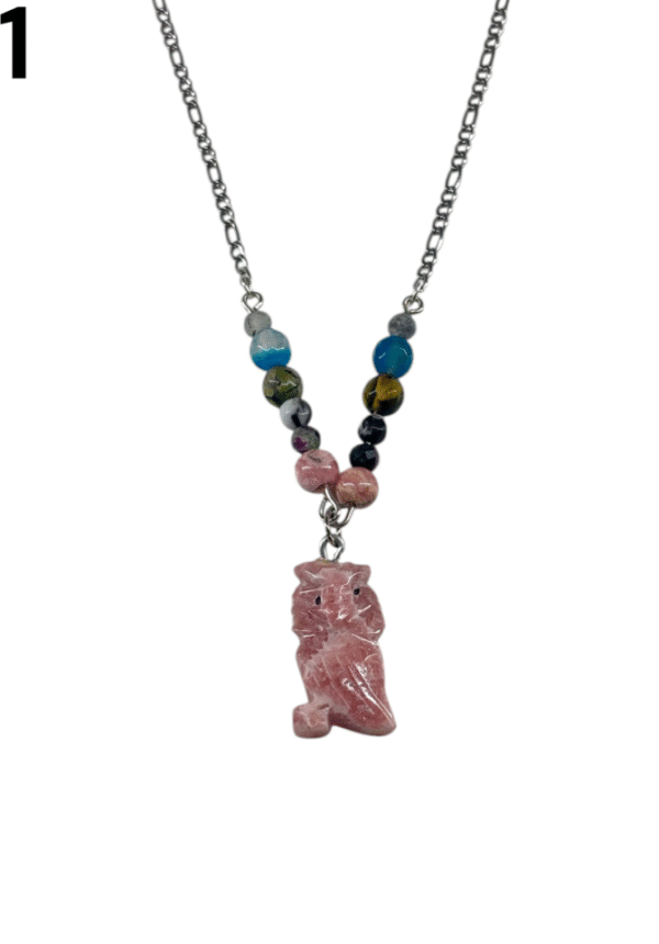 Collar con figura de búho en Rodocrosita