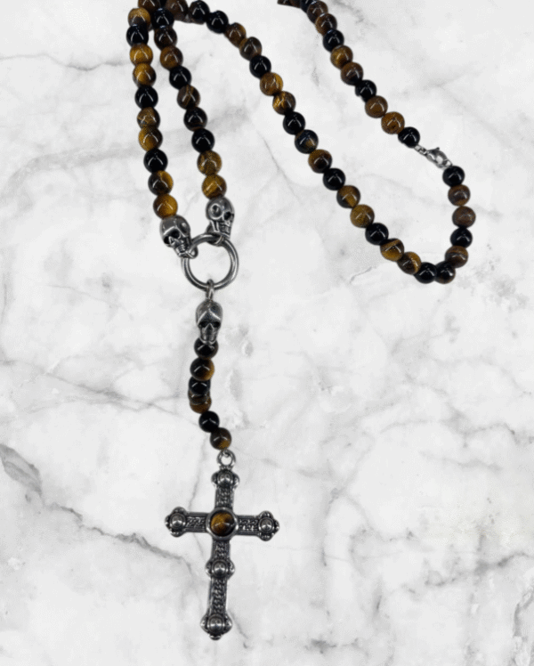 Collar Ojo de Tigre con detalles de cruz y calabera para hombre