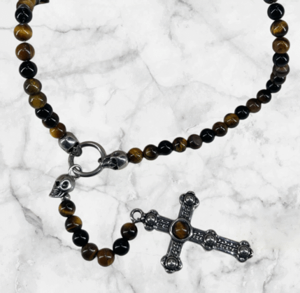 Collar Ojo de Tigre con detalles de cruz y calabera para hombre
