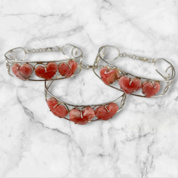 Pulsera de Rodocrosita con detalle de corazón y plata