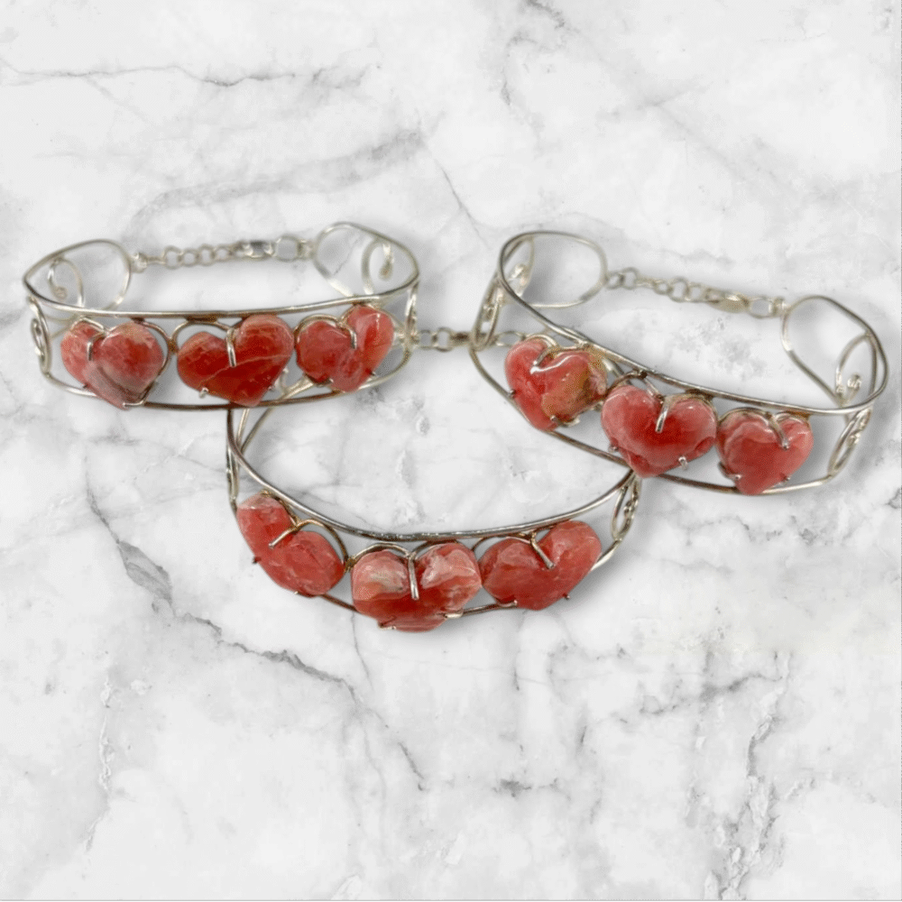 Pulsera de Rodocrosita con detalle de corazón y plata
