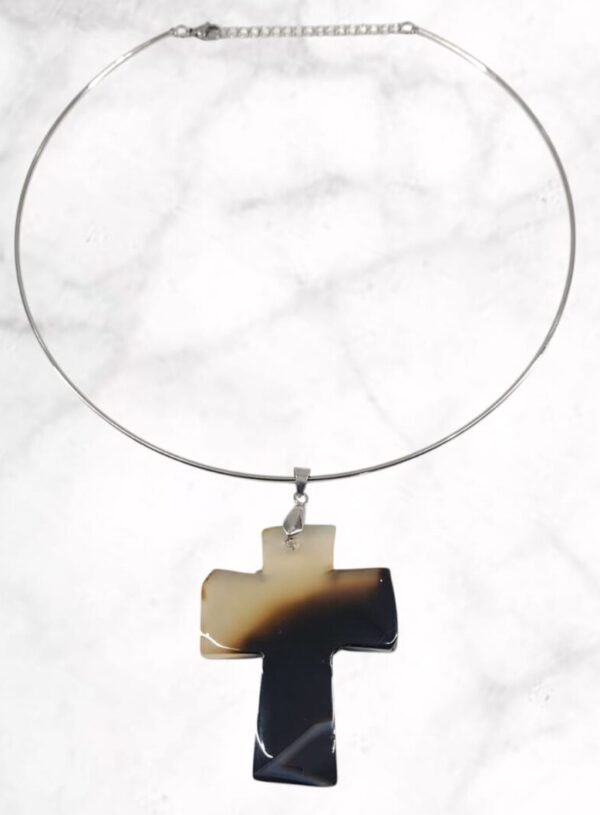 Collar plateado con cruz de Agata