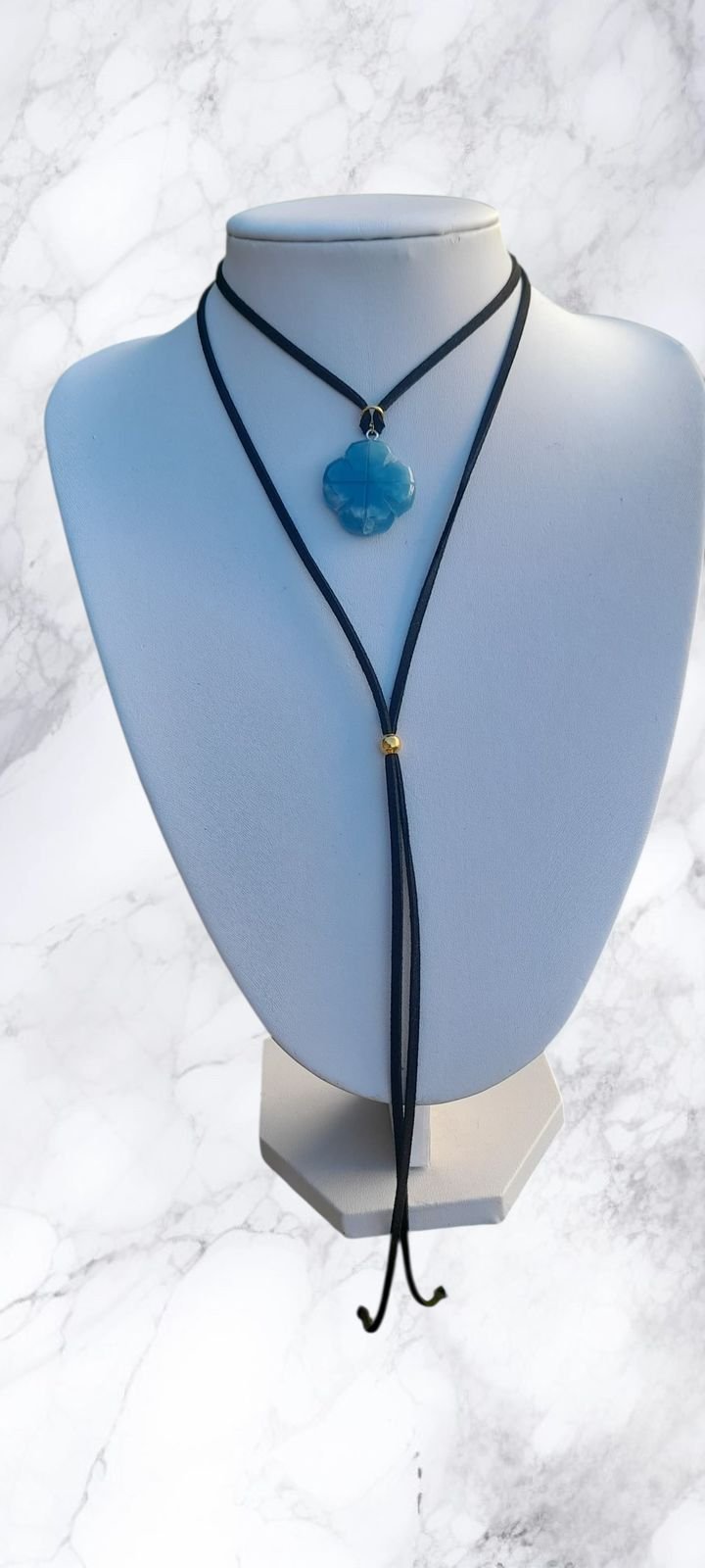 Choker con dije de piedra natural trebol de onix cielo