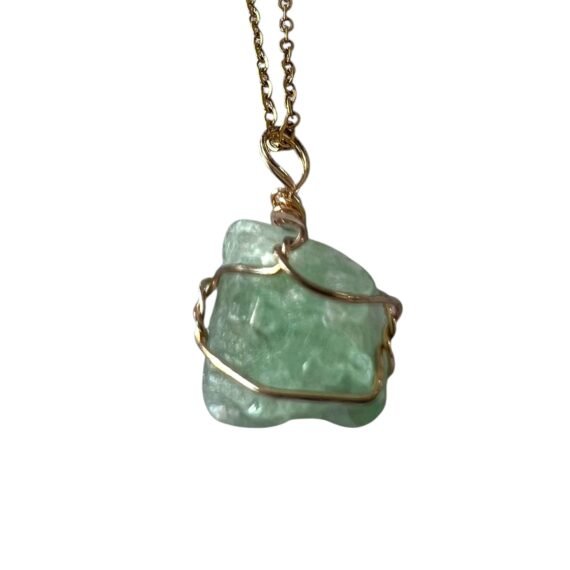 Collar de Cuarzo Verde Natural y Acero Dorado